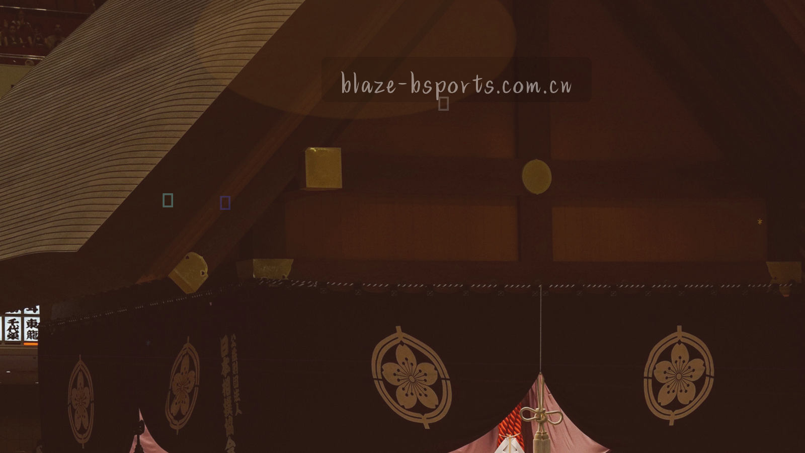 夜间球场比分牌与数据轨迹叠加的编辑式构图，画面中没有真人